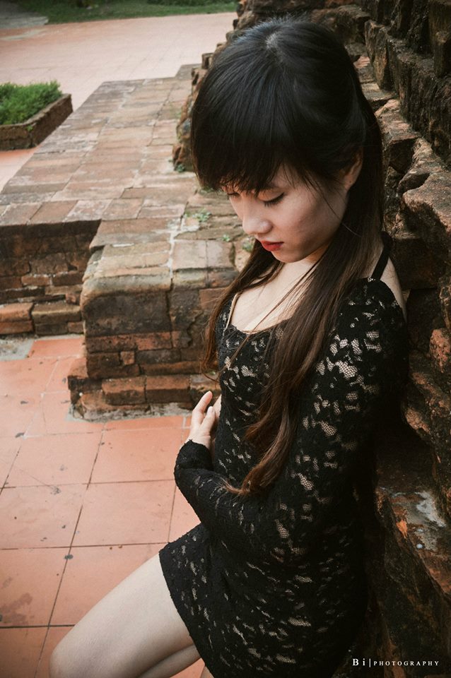 跪趴在女同学脚下当脚奴